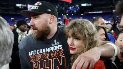 Travis Kelce and taylor Swift hugging