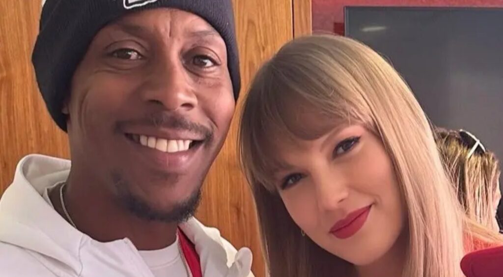 pat mahomes sr. and Taylor Swift taking a selfie