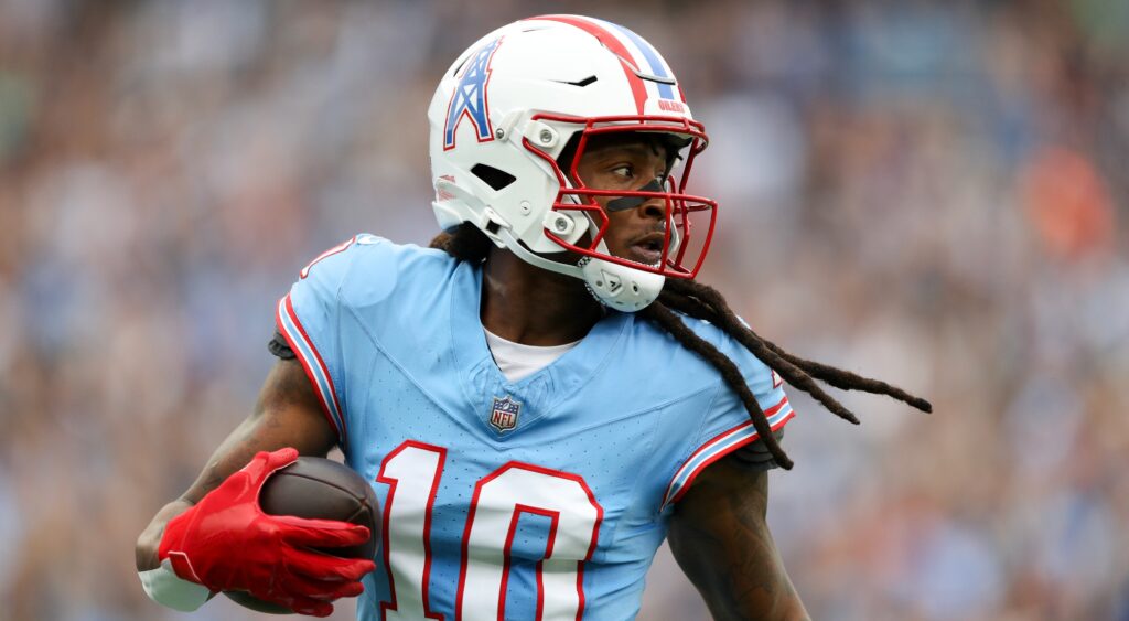 DeAndre Hopkins of Tennessee Titans catching football.