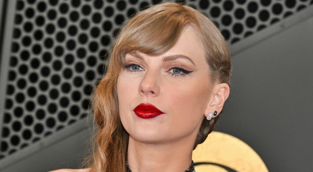 Taylor Swift posing at award show.