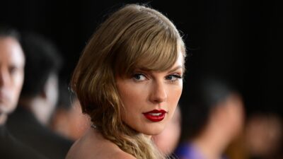 Taylor Swift posing at award show