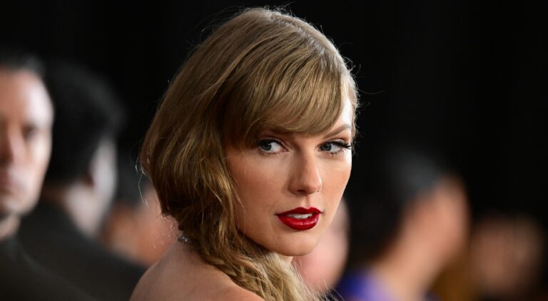 Taylor Swift posing at award show