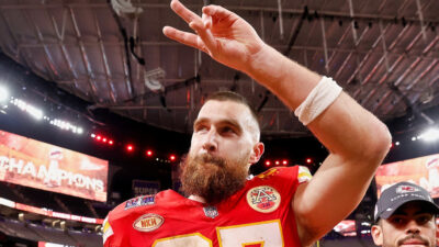 Travis Kelce holding up two fingers
