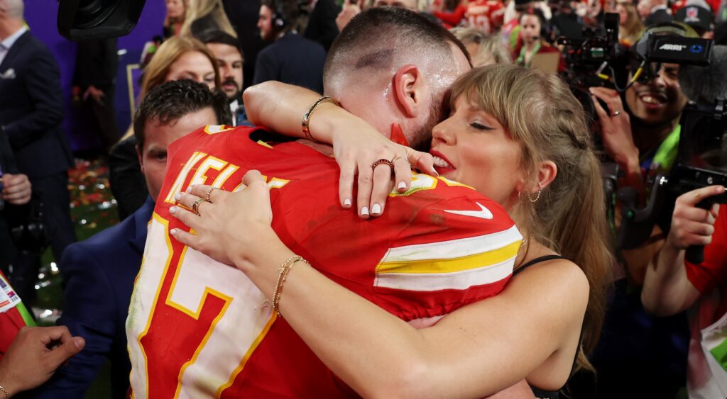 Travis Kelce and Taylor Swift hugging