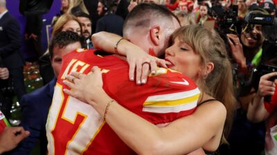 Travis Kelce and Taylor Swift hugging