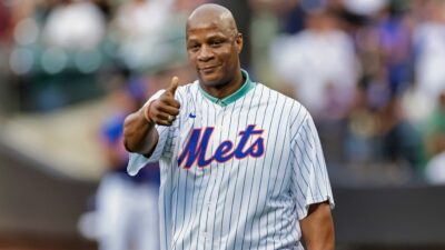 Darryl Strawberry in Mets jersey with a thumbs up