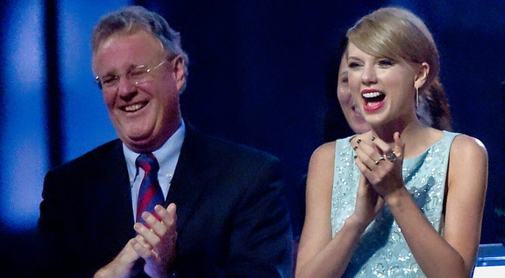 Scott Swift and taylor swift on stage