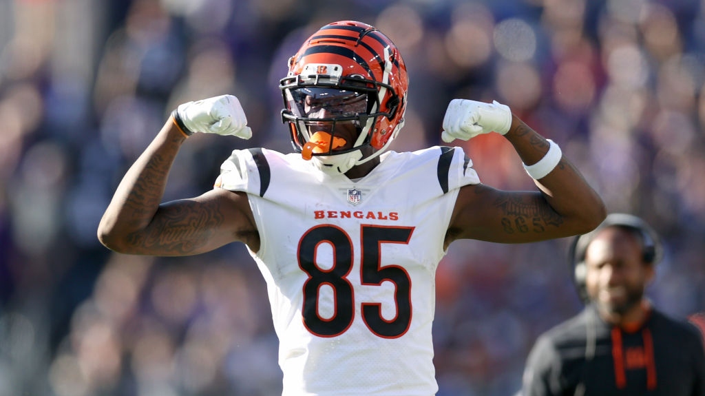 Bengals WR Tee Higgins flexes during a game.