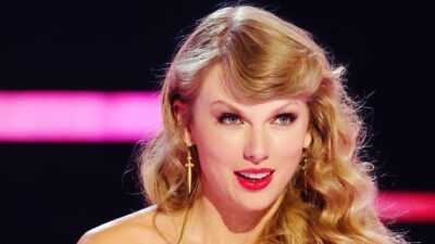 Taylor Swift at award show