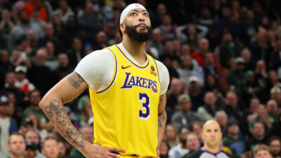 Anthony Davis Leaves the Game Against the Wolves After Aggravating an Eye Problem