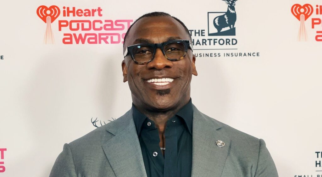 Shannon Sharpe smiling at event.