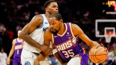 Kevin Durant drivign against Anthony Edwards