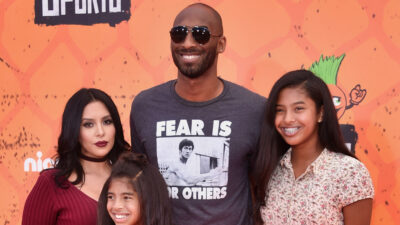 Vanessa Bryant posing with Kobe Bryant and their daughters
