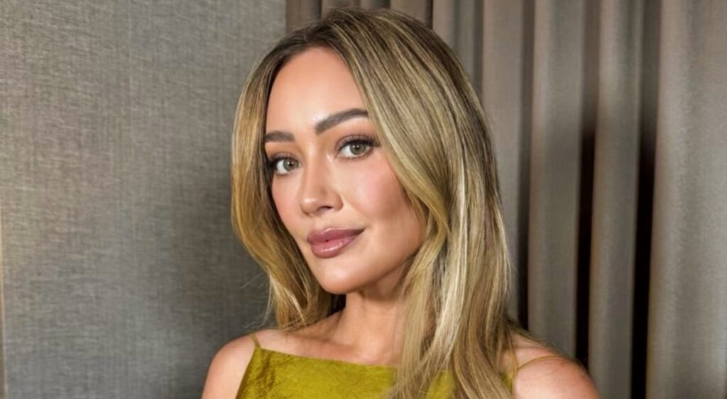 Hilary Duff posng
