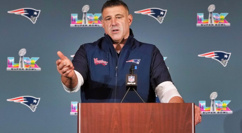 New England Patriots head coach Mike Vrabel at podium