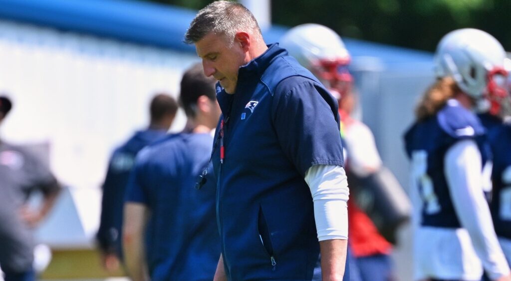 Mike Vrabel in practice