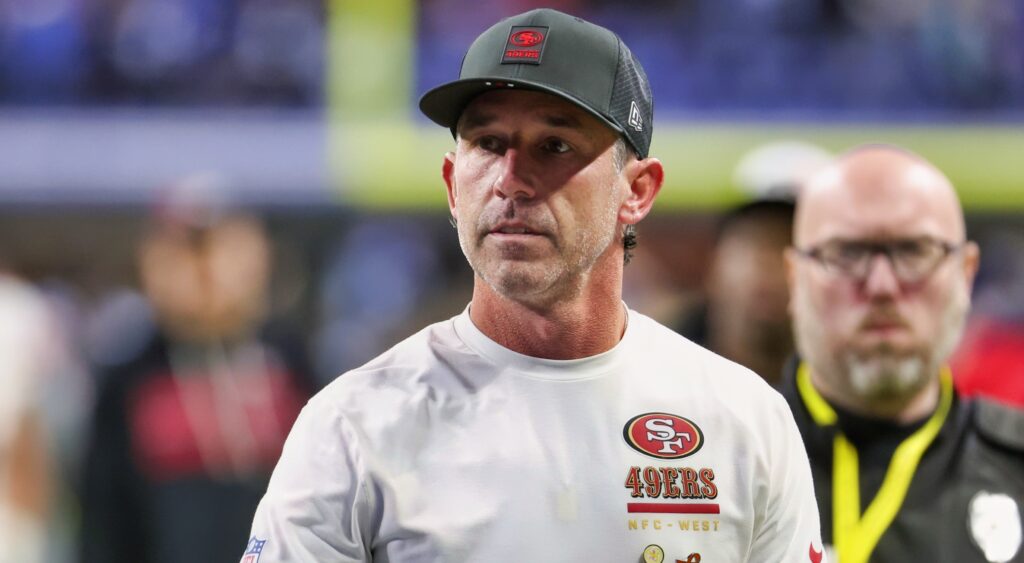 Kyle Shanahan on the sidelines.