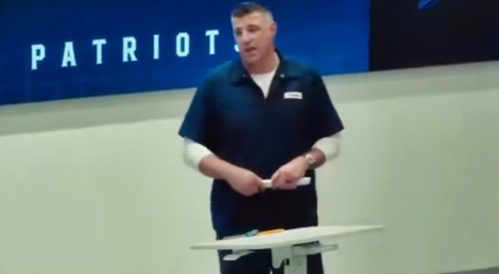 Mike Vrabel talking to Patriots players.