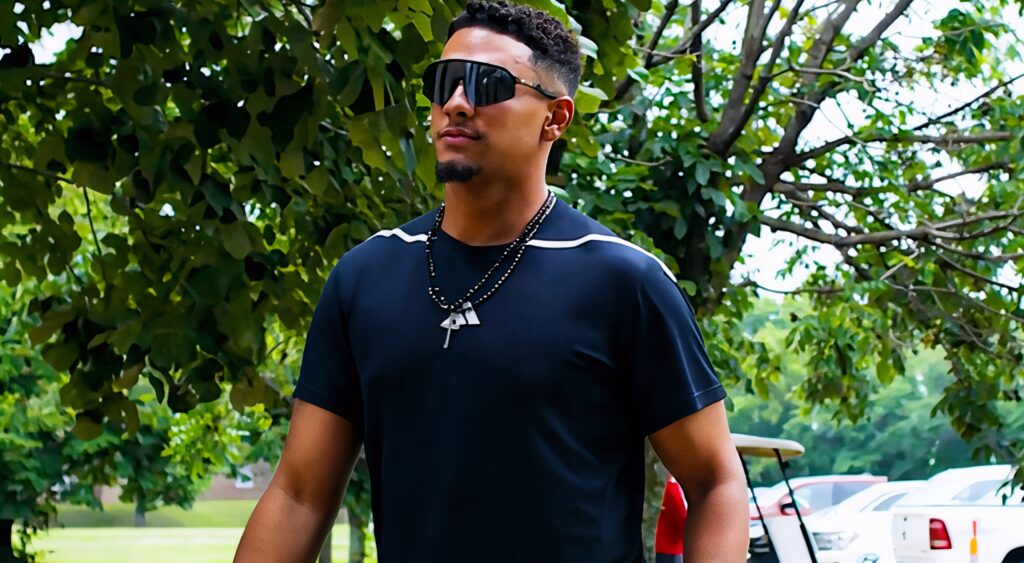 Patrick Mahomes walking to Choefs facility