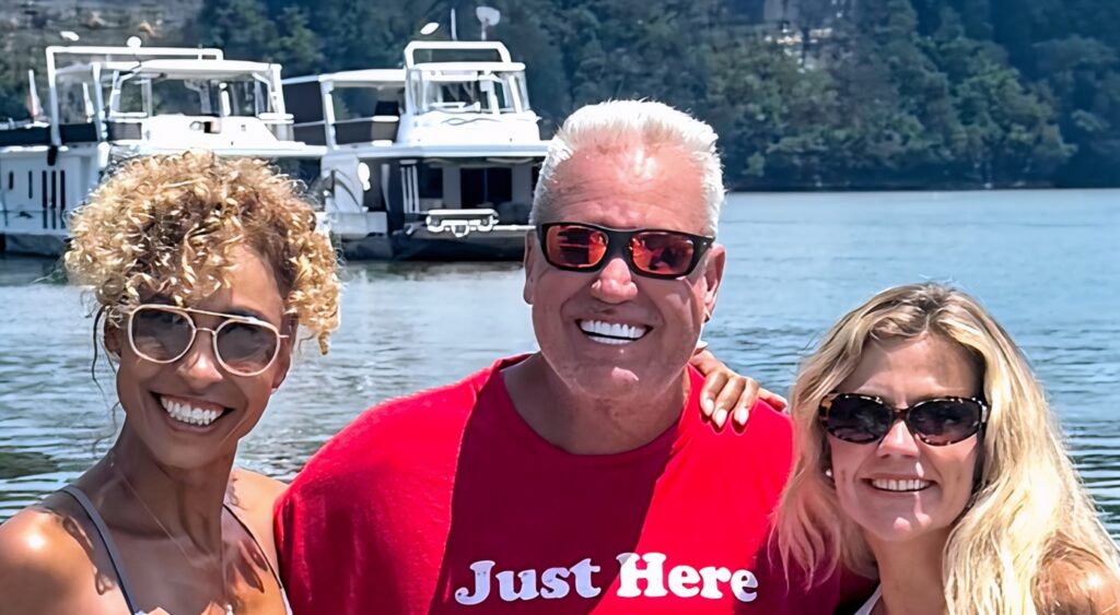 Rex Ryan posing with two women