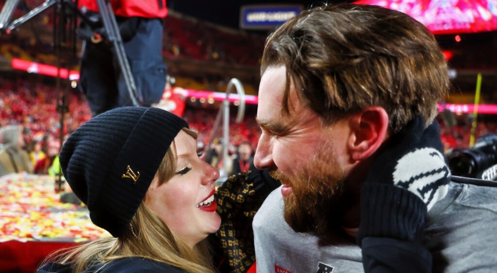 Taylor Swift and Kansas City Chiefs tight end Travis Kelce kissing.